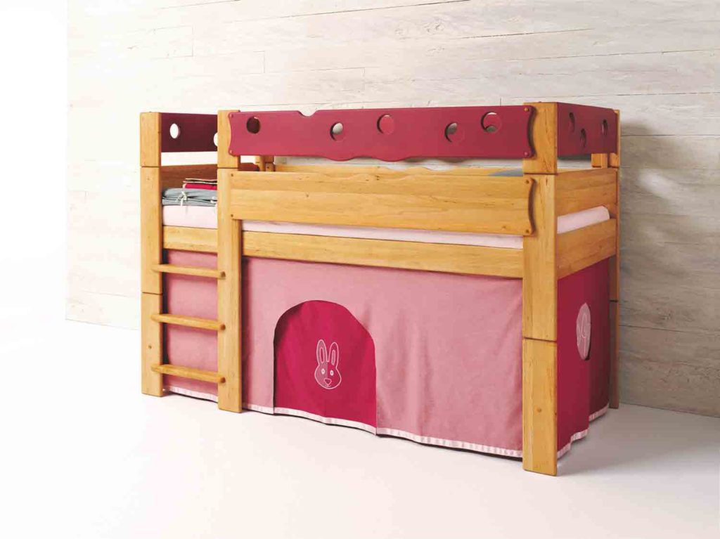 Hochbett aus Massivholz für Kinder mit Spielbereich, Leiter, Brüstung und Matratze. 