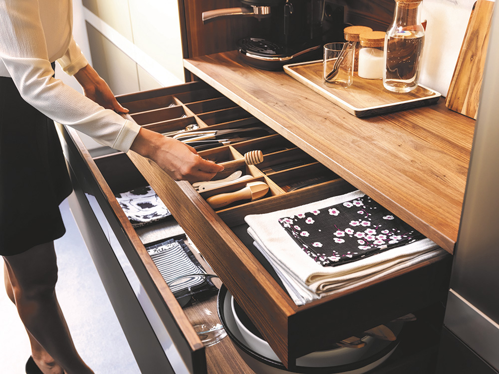 Schubladen für Besteck in einer Massivholzküche von TEAM7 im edlen Holzdesign.